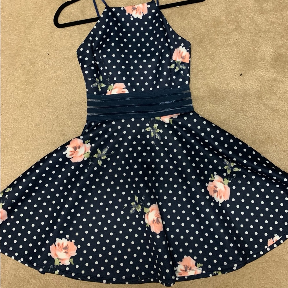 Adorable flower print dress!